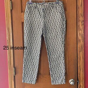 Adorable Black & White pedal pusher tapered cropped pants size 4